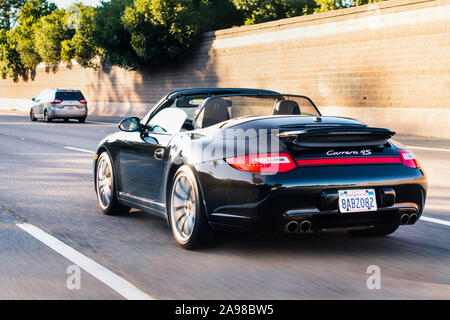 Oct 21, 2019 San Jose / CA / USA - Porsche Carrera 4S véhicule roulant sur une autoroute dans la région de la baie de San Francisco Banque D'Images