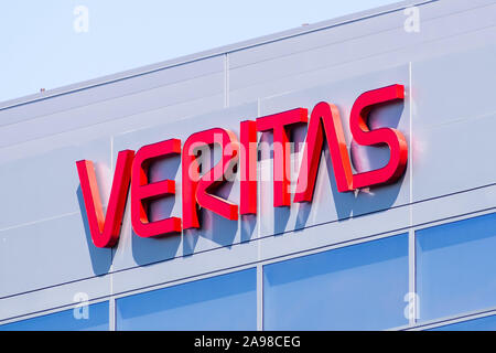 Sep 10, 2019 Santa Clara / CA / USA - logo Veritas sur la façade de la société a son siège social dans la Silicon Valley ; Veritas Technologies LLC est un Ameri Banque D'Images