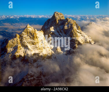 Teton Range s'élevant au-dessus des nuages, du Parc National de Grand Teton, Wyoming, plus haut sommet de gamme Teon à 13 770 pieds, Coucher de soleil, Montagnes Rocheuses Banque D'Images