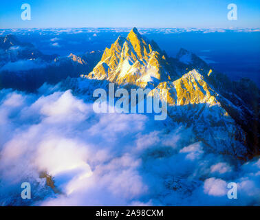 Teton Range s'élevant au-dessus des nuages, du Parc National de Grand Teton, Wyoming, plus haut sommet de gamme Teon à 13 770 pieds, Coucher de soleil, Montagnes Rocheuses Banque D'Images