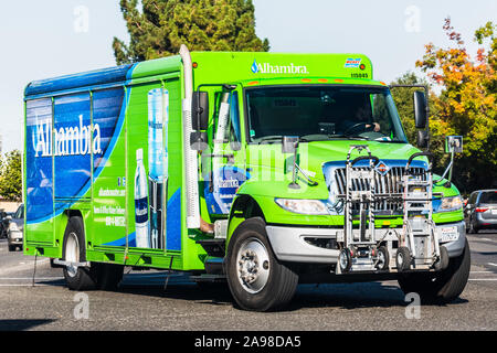 Oct 14, 2019 sur la montagne / CA / USA - Close up de l'eau de l'Alhambra livraison camion conduisant sur une rue Banque D'Images