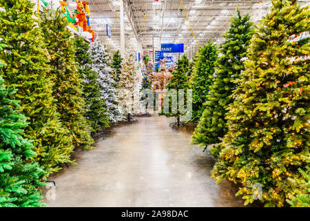 13 Oct 2019 Sunnyvale / CA / USA - arbres de Noël en plastique décorées à un affichage de noël saison dans un magasin de bricolage à San Francisco Bay Banque D'Images