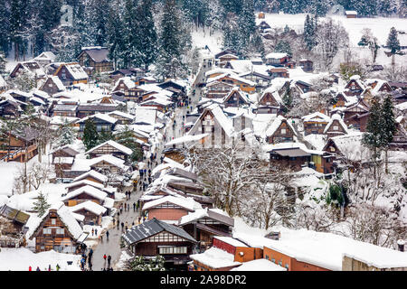 Shirakawago Gifu, Japon, village historique en hiver. Banque D'Images