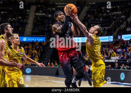 Tenerife, Espagne. 13 Nov, 2019. Jason, Gaziantep, riche en action marcato de marcelinho huertas, iberostar tenerife, Tenerife Iberostar pendant vs Gaziantep, Ligue des Champions de basket-ball à Tenerife, l'Italie, le 13 novembre 2019 - LPS/Davide Di Lalla Crédit : Davide Di Lalla/fil LPS/ZUMA/Alamy Live News Banque D'Images