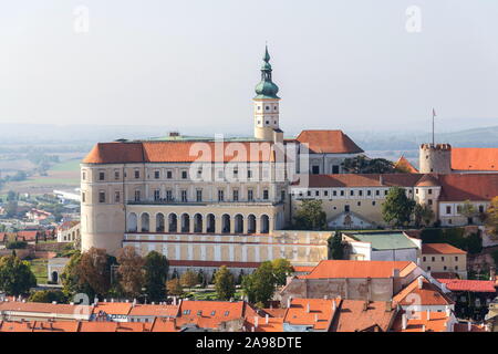 Le Château de Mikulov en Moravie du Sud, République tchèque, journée ensoleillée Banque D'Images