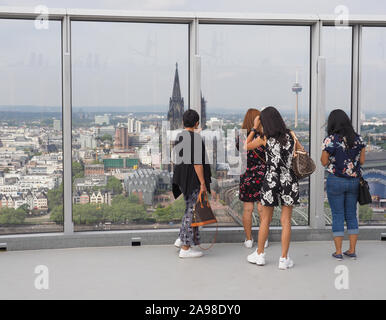 KOELN, ALLEMAGNE - circa 2019 Août : Les gens sur Koelntriangle visites gratte-ciel plate-forme regarder Banque D'Images