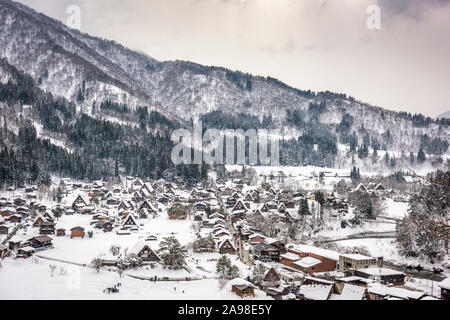 Shirakawago Gifu, Japon, village historique en hiver. Banque D'Images