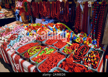 Perles rouges en bois. Vivement. Banque D'Images