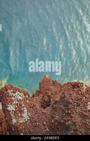 À la recherche du haut d'une falaise dans l'océan Atlantique, du Montana Rojo sur Tenerife Espagne Banque D'Images