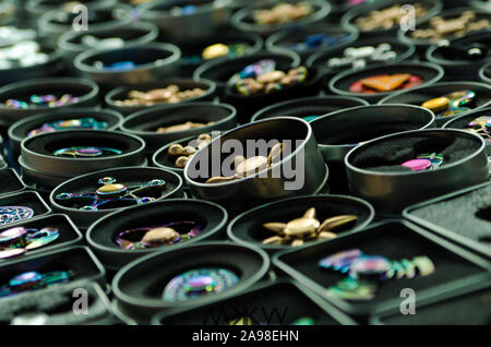 Fidget spinners sur l'affichage sur un marché Banque D'Images