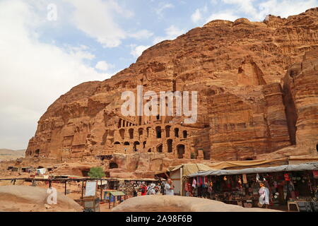 Tombeau de l'urne (Qabr Al Jarrah), des tombes royales, vue du Trésor Trail, Petra, Wadi Musa, le Gouvernorat de Ma'an, Jordanie, Moyen-Orient Banque D'Images