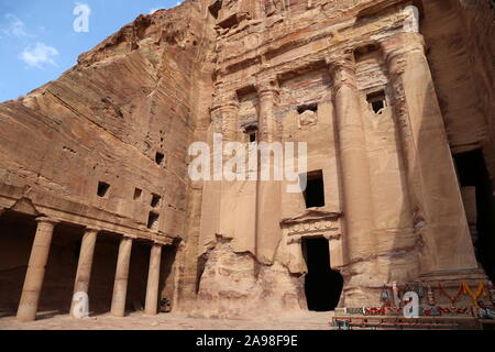 Tombeau de l'urne (Qabr Al Jarrah), des tombes royales, vue du Trésor Trail, Petra, Wadi Musa, le Gouvernorat de Ma'an, Jordanie, Moyen-Orient Banque D'Images