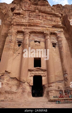 Tombeau de l'urne (Qabr Al Jarrah), des tombes royales, vue du Trésor Trail, Petra, Wadi Musa, le Gouvernorat de Ma'an, Jordanie, Moyen-Orient Banque D'Images