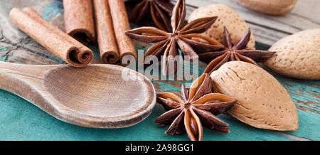 Les épices et les écrous contre le fond de bois Banque D'Images