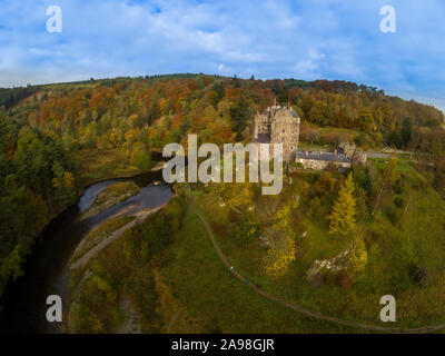 Vue aérienne de Neidpath Castle assis au-dessus de la rivière Tweed Banque D'Images