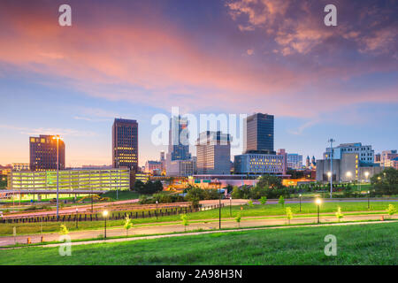 Akron, Ohio, USA Centre-ville au crépuscule. Banque D'Images