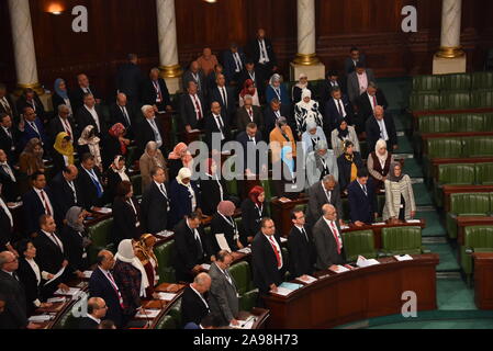 Tunis, Tunisie. 13 Nov, 2019. Les membres nouvellement élus de l'Assemblée des représentants du peuple (ARP) prêter serment lors de la première séance plénière à Tunis, Tunisie, le 13 novembre, 2019. En présence des 217 nouveaux députés élus dans l'élection législative, le 6 octobre, la première session plénière de la deuxième mandat 2019-2024 de la nouvelle assemblée des représentants du peuple a commencé mercredi à la parlement tunisien siège. Credit : Adele Ezzine/Xinhua/Alamy Live News Banque D'Images