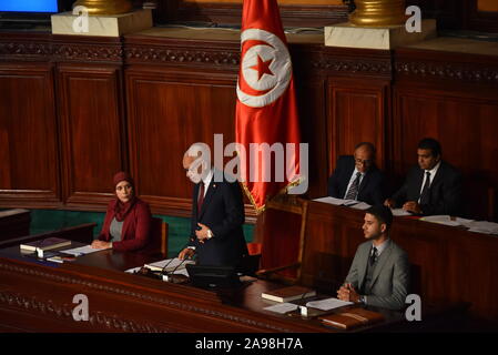 Tunis, Tunisie. 13 Nov, 2019. Rached Ghannouchi (C, avant), président de la Tunisie, du Parti Ennahdha parle après qu'il a été élu président de l'Assemblée des représentants du peuple (ARP) à Tunis, Tunisie, le 13 novembre, 2019. En présence des 217 nouveaux députés élus dans l'élection législative, le 6 octobre, la première session plénière de la deuxième mandat 2019-2024 de la nouvelle assemblée des représentants du peuple a commencé mercredi à la parlement tunisien siège. Credit : Adele Ezzine/Xinhua/Alamy Live News Banque D'Images