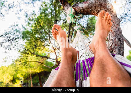 Bleu et blanc hamac suspendu à un arbre, idéal pour se reposer en été. Banque D'Images