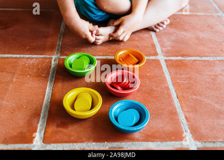 Set de récipients en forme de bols en bois, en plusieurs couleurs, montessori jeux éducatifs. Banque D'Images