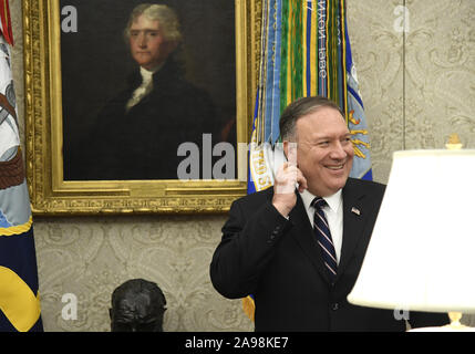 Washington, United States. 13 Nov, 2019. Secrétaire d'État Mike Pompeo sourit tandis qu'il écoute les remarques par le Président Donald Trump et le Président turc, Recep Tayyip Erdogan lors d'une réunion avec des sénateurs républicains, dans le bureau ovale de la Maison Blanche, le mercredi 13 novembre 2019, Washington, DC. La délégation ont été informés sur les questions de sécurité comme la Turquie de la Fédération de déploiement du système de défense anti-missiles S-400. Photo de Mike Theiler/UPI UPI : Crédit/Alamy Live News Banque D'Images