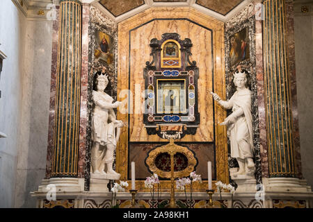 L'icône byzantine de la Madonna Avvocata offerte à la ville par Frédéric Barberousse au XII siècle en Cappella della Santissima Icone (Chapelle de th Banque D'Images