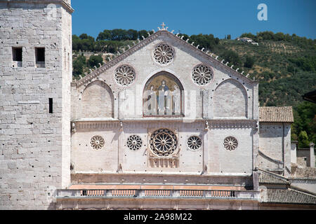 Cathédrale romane de Santa Maria Assunta (Cathédrale de l'Assomption de la Bienheureuse Vierge Marie) dans le centre historique de Spoleto, Ombrie, Italie. Août Banque D'Images