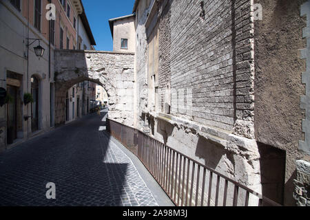 Ancienne cité romaine Arco di Druso (Arc de Drusus et Germanicus) du marquage CE Dans je centre historique de Spoleto, Ombrie, Italie. 19 août 2019© Wojciech Strozyk Banque D'Images