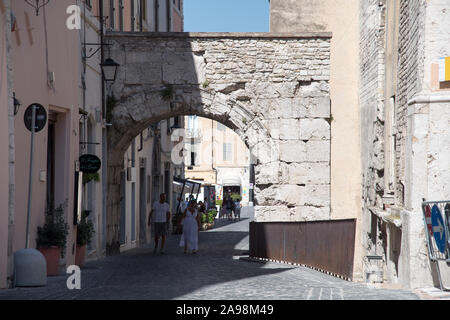 Ancienne cité romaine Arco di Druso (Arc de Drusus et Germanicus) du marquage CE Dans je centre historique de Spoleto, Ombrie, Italie. 19 août 2019© Wojciech Strozyk Banque D'Images