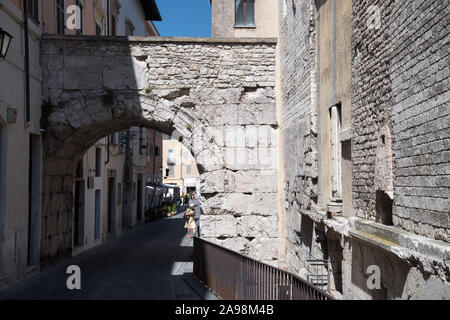 Ancienne cité romaine Arco di Druso (Arc de Drusus et Germanicus) du marquage CE Dans je centre historique de Spoleto, Ombrie, Italie. 19 août 2019© Wojciech Strozyk Banque D'Images