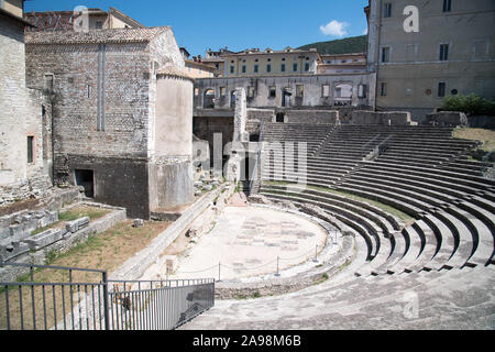 Théâtre romain antique (théâtre romain) de ce roman et je chiesa di Sant'Agata (église de Sant'Agata) dans la région de Museo Archeologico Nazionale dans la ville historique Banque D'Images