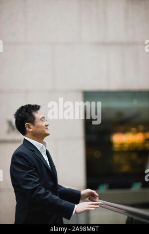 Certain mid-adult businessman dans la ville. Banque D'Images
