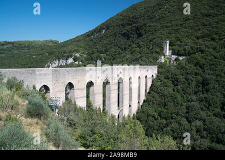 80 m de haut et 230 m de long, le Pont des Tours médiévales de XIII XIV siècle et Fortilizio dei Mulini en centre historique de Spoleto, Ombrie, Italie. Circons Banque D'Images