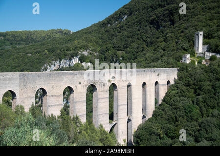 80 m de haut et 230 m de long, le Pont des Tours médiévales de XIII XIV siècle et Fortilizio dei Mulini en centre historique de Spoleto, Ombrie, Italie. Circons Banque D'Images