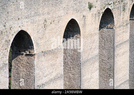 80 m de haut et 230 m de long, le Pont des Tours médiévales de XIII XIV siècle dans le centre historique de Spoleto, Ombrie, Italie. 19 août 2019© Wojciech Str Banque D'Images