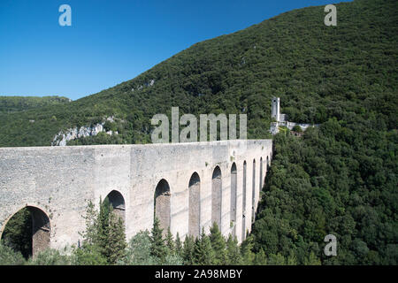 80 m de haut et 230 m de long, le Pont des Tours médiévales de XIII XIV siècle et Fortilizio dei Mulini en centre historique de Spoleto, Ombrie, Italie. Circons Banque D'Images