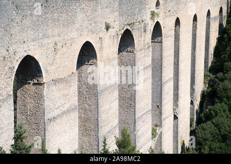 80 m de haut et 230 m de long, le Pont des Tours médiévales de XIII XIV siècle dans le centre historique de Spoleto, Ombrie, Italie. 19 août 2019© Wojciech Str Banque D'Images