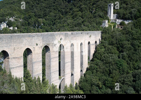 80 m de haut et 230 m de long, le Pont des Tours médiévales de XIII XIV siècle et Fortilizio dei Mulini en centre historique de Spoleto, Ombrie, Italie. Circons Banque D'Images