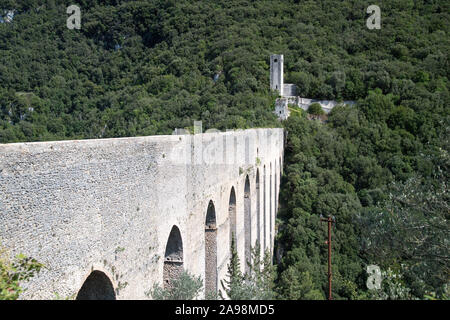 80 m de haut et 230 m de long, le Pont des Tours médiévales de XIII XIV siècle et Fortilizio dei Mulini en centre historique de Spoleto, Ombrie, Italie. Circons Banque D'Images