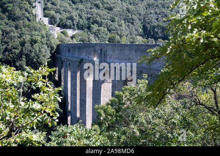 80 m de haut et 230 m de long, le Pont des Tours médiévales de XIII XIV siècle et Fortilizio dei Mulini en centre historique de Spoleto, Ombrie, Italie. Circons Banque D'Images