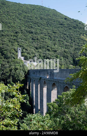 80 m de haut et 230 m de long, le Pont des Tours médiévales de XIII XIV siècle et Fortilizio dei Mulini en centre historique de Spoleto, Ombrie, Italie. Circons Banque D'Images