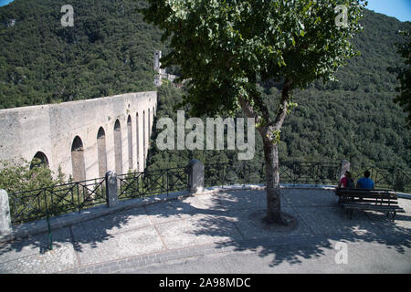 80 m de haut et 230 m de long, le Pont des Tours médiévales de XIII XIV siècle dans le centre historique de Spoleto, Ombrie, Italie. 19 août 2019© Wojciech Str Banque D'Images