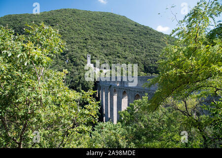 80 m de haut et 230 m de long, le Pont des Tours médiévales de XIII XIV siècle et Fortilizio dei Mulini en centre historique de Spoleto, Ombrie, Italie. Circons Banque D'Images