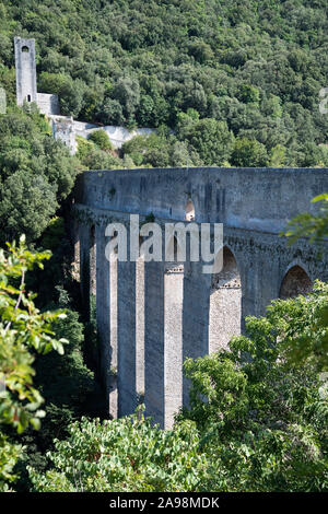 80 m de haut et 230 m de long, le Pont des Tours médiévales de XIII XIV siècle et Fortilizio dei Mulini en centre historique de Spoleto, Ombrie, Italie. Circons Banque D'Images