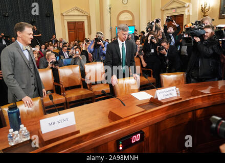(191113) -- WASHINGTON, le 13 novembre 2019 (Xinhua) -- chargé d'affaires de l'ambassade des États-Unis en Ukraine William Taylor (R, à l'avant) et le sous-secrétaire d'État adjoint aux affaires européennes et eurasiennes, George Kent (L) avant d'attendre à témoigner devant le comité de la Chambre des représentants sur le renseignement au cours de la procédure d'impeachment du président des audiences sur l'atout de Donald sur la colline du Capitole à Washington, DC aux États-Unis, le 13 novembre 2019. Le Comité de la Chambre des représentants sur le renseignement a tenu la première audience publique mercredi depuis les démocrates à la Chambre a lancé une enquête sur la mise en accusation le Président Donald Trump en septembre pour déterminer Banque D'Images