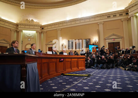 (191113) -- WASHINGTON, le 13 novembre 2019 (Xinhua) -- chargé d'affaires de l'ambassade des États-Unis en Ukraine William Taylor (3L) et sous-secrétaire d'État adjoint aux affaires européennes et eurasiennes George Kent (2e L) témoigner devant le comité de la Chambre des représentants sur le renseignement au cours de la procédure d'impeachment du président des audiences sur l'atout de Donald sur la colline du Capitole à Washington, DC aux États-Unis, le 13 novembre 2019. Le Comité de la Chambre des représentants sur le renseignement a tenu la première audience publique mercredi depuis les démocrates à la Chambre a lancé une enquête sur la mise en accusation le Président Donald Trump en septembre afin de déterminer s'il ab Banque D'Images