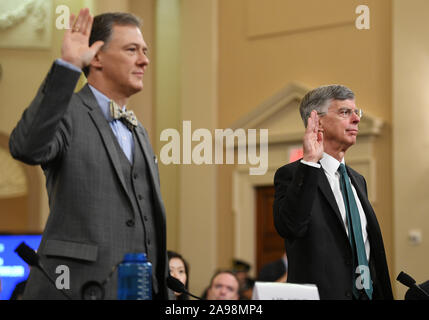(191113) -- WASHINGTON, le 13 novembre 2019 (Xinhua) -- chargé d'affaires de l'ambassade des États-Unis en Ukraine William Taylor (R) et sous-secrétaire d'État adjoint aux affaires européennes et eurasiennes George Kent jurer devant le House Committee on Intelligence lors de la destitution des audiences sur le Président Donald Trump sur la colline du Capitole à Washington, DC aux États-Unis, le 13 novembre 2019. Le Comité de la Chambre des représentants sur le renseignement a tenu la première audience publique mercredi depuis les démocrates à la Chambre a lancé une enquête sur la mise en accusation le Président Donald Trump en septembre afin de déterminer s'il a abusé de son offic Banque D'Images