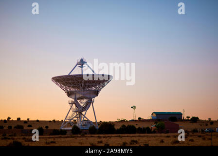 Soleil sur une grande tour sur les terres agricoles. Banque D'Images