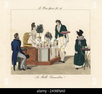 Madame Romain, le beau vendeur de limonade, au Café des Mille Colonnes au Palais Royal, Paris, assis sur son trône et entouré de ses admirateurs. La belle limonadiere. Un garçon porte un plateau de boissons. Gravure coloriée de Pierre de la Mesangere's Le Bon Genre, Paris, 1817 Banque D'Images