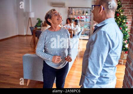 La famille et les amis des repas maison pour célébrer la veille de Noël avec de la nourriture traditionnelle et la décoration, romantic senior couple parler ensemble heureux et ca Banque D'Images